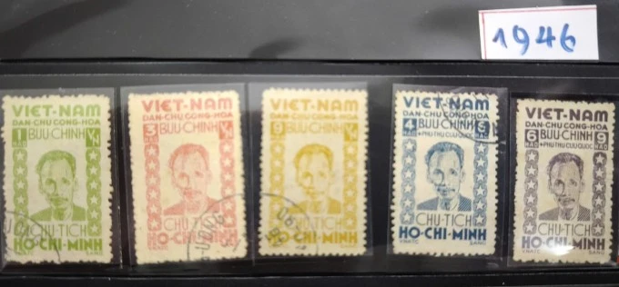Bộ tem có hình chân dung Chủ tịch Hồ Chí Minh do họa sĩ Nguyễn Sáng vẽ năm 1946.
