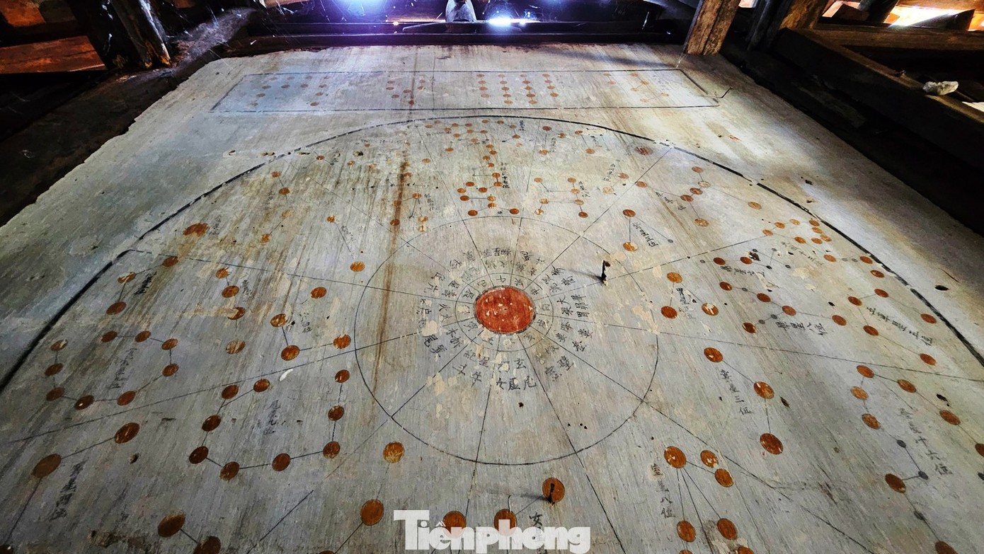 Hình vẽ dạng thiên văn trên một bức tường khác ở di tích Khâm Thiên Giám, Kinh thành Huế.