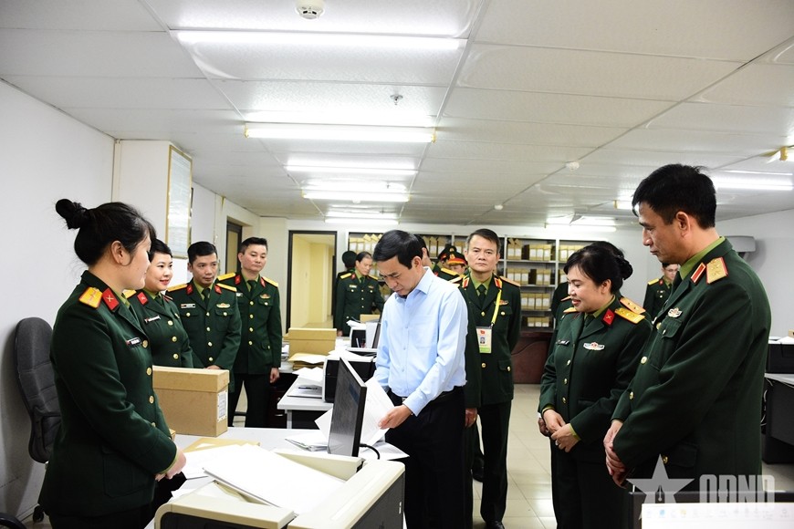 Đại tướng Phan Văn Giang kiểm tra tại Trung tâm Lưu trữ Bộ Quốc phòng.