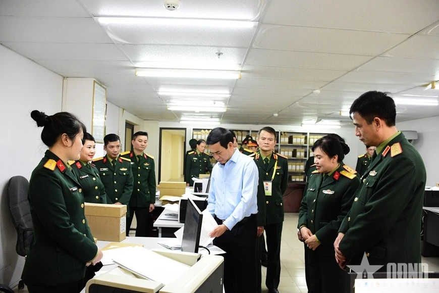 Đại tướng Phan Văn Giang kiểm tra tại Trung tâm Lưu trữ Bộ Quốc phòng.