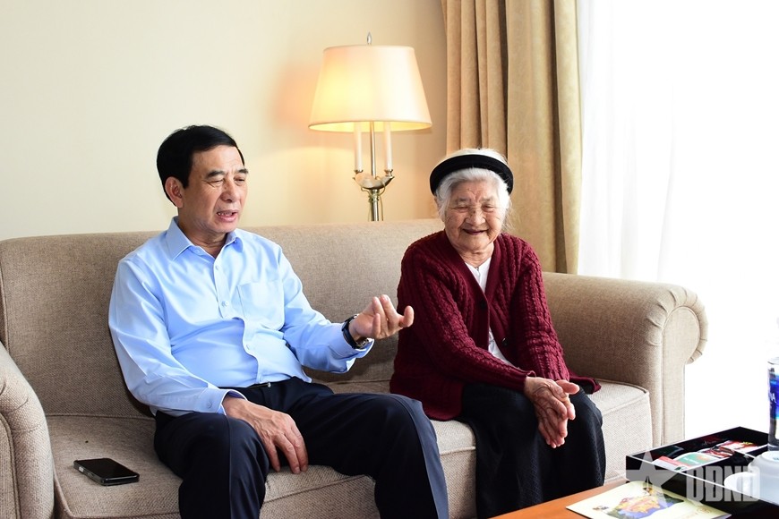 Đại tướng Phan Văn Giang thăm các đại biểu khách mời dự Đại hội đang lưu trú tại khách sạn.