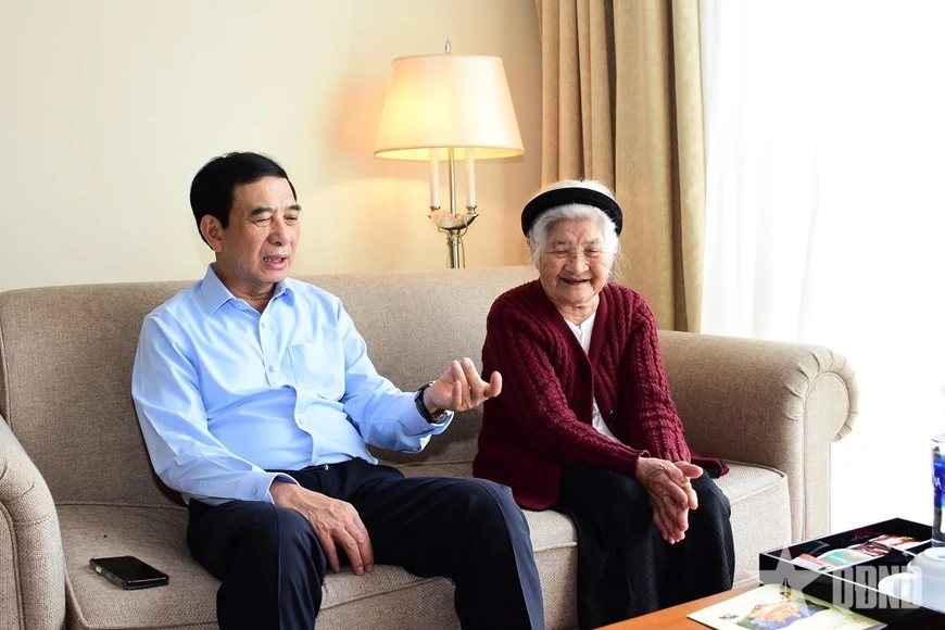 Đại tướng Phan Văn Giang thăm các đại biểu khách mời dự Đại hội đang lưu trú tại khách sạn.