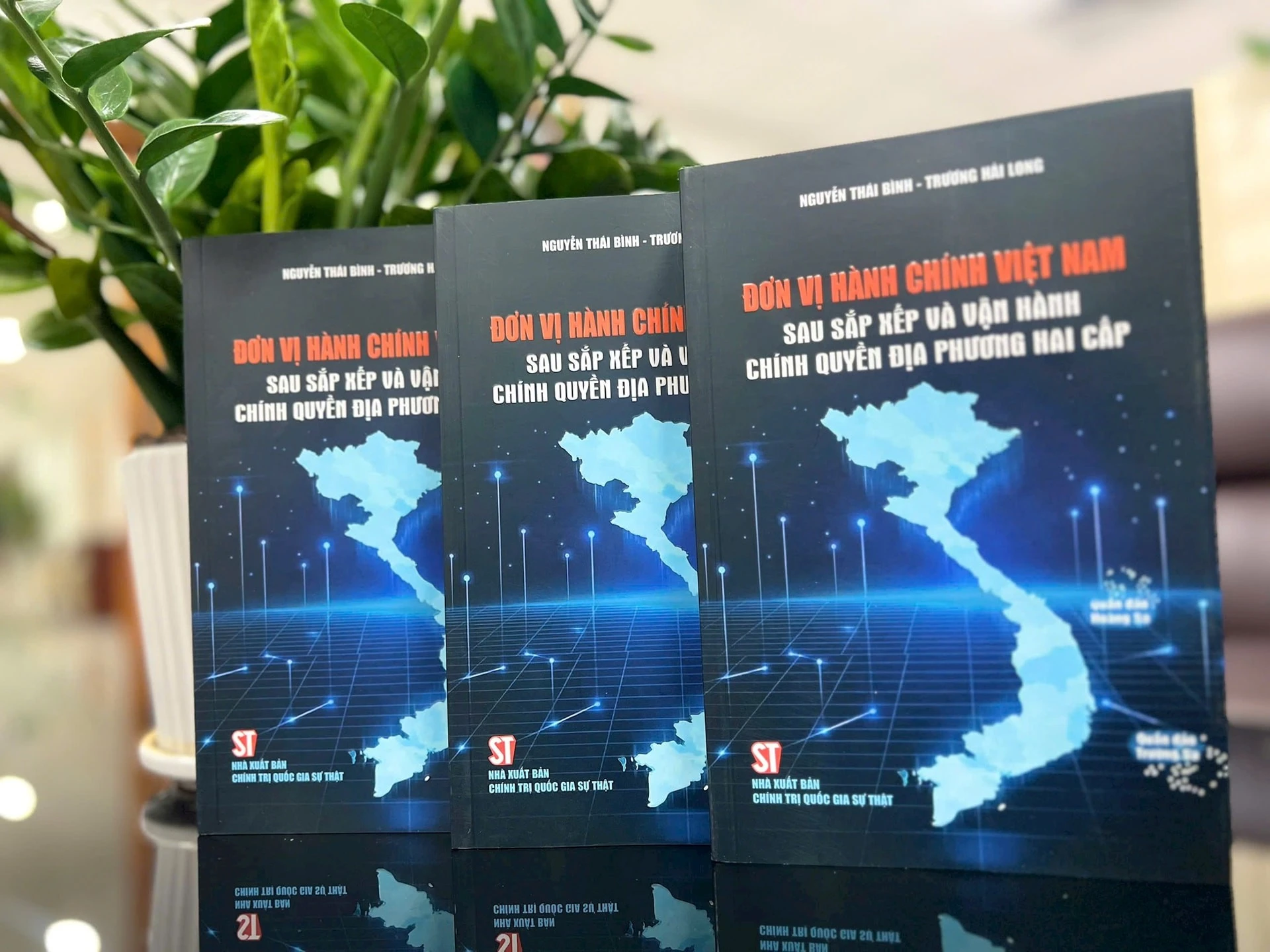 Cuốn sách cung cấp thông tin cơ bản về các đơn vị hành chính Việt Nam sau sắp xếp và vận hành chính quyền địa phương hai cấp.