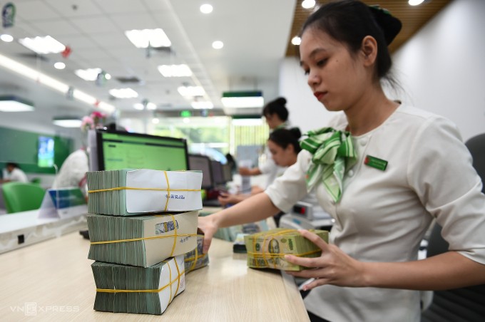 Giao dịch tại một ngân hàng thương mại, tháng 11/2022.