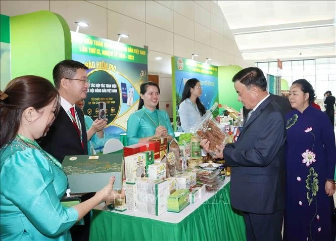 Thường trực Ban Bí thư Trần Cẩm Tú cùng các đại biểu tham quan gian trưng bày nông sản tại Đại hội.