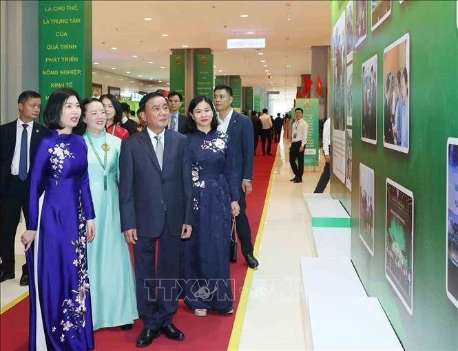 Thường trực Ban Bí thư Trần Cẩm Tú cùng các đại biểu tham quan trưng bày ảnh tại Đại hội.