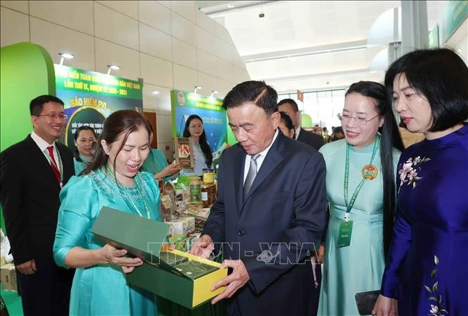 Thường trực Ban Bí thư Trần Cẩm Tú cùng các đại biểu tham quan gian trưng bày nông sản tại Đại hội.