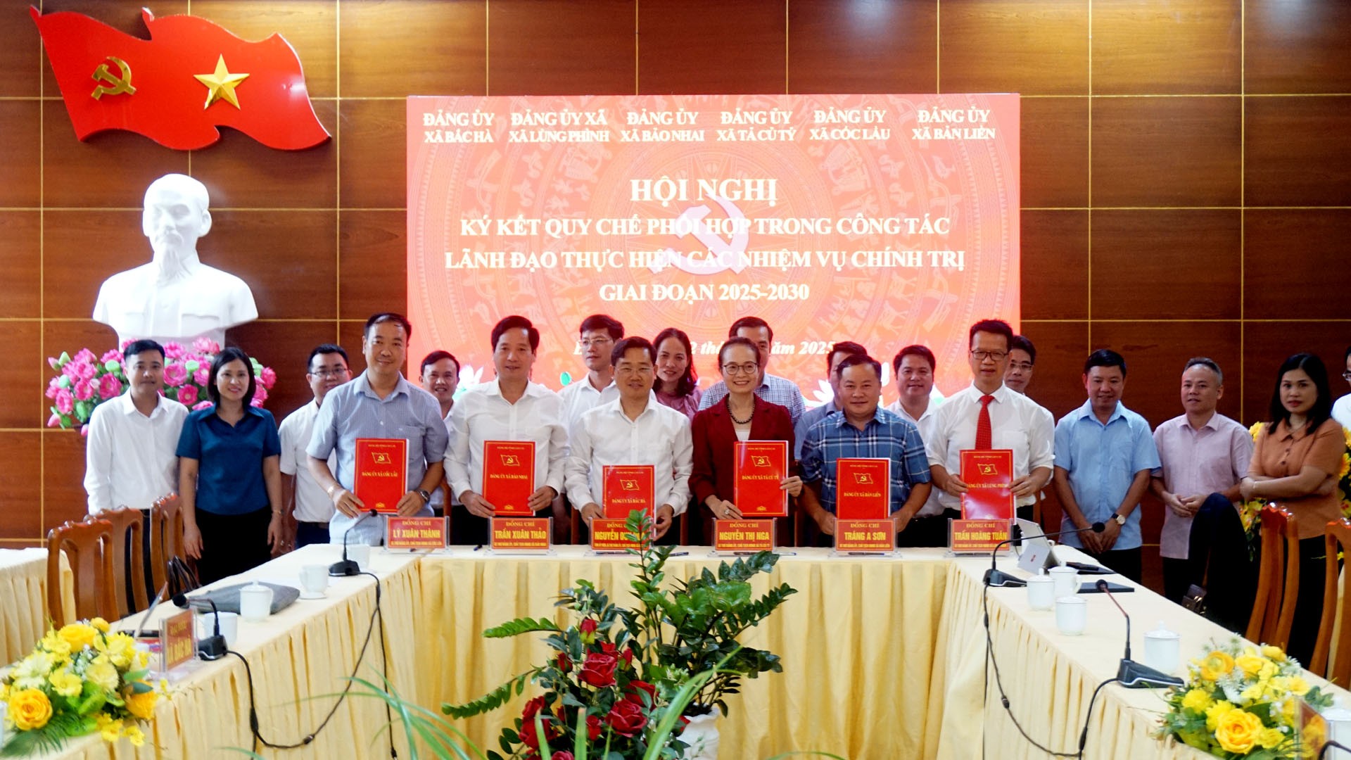 Các đồng chí lãnh đạo 6 xã tham gia ký kết bản quy chế. dsc04962.jpg