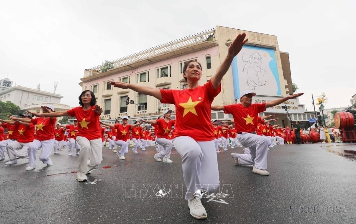 Gần 2.000 người cao tuổi đến từ khắp các quận, huyện của thành phố tham gia Ngày hội rèn luyện sức khỏe người cao tuổi.