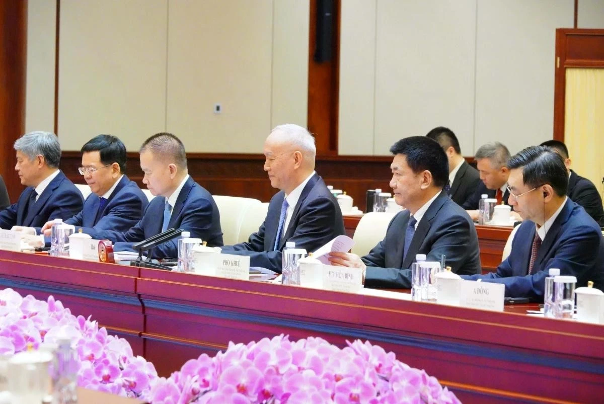 Đồng chí Thái Kỳ phát biểu tại hội đàm.