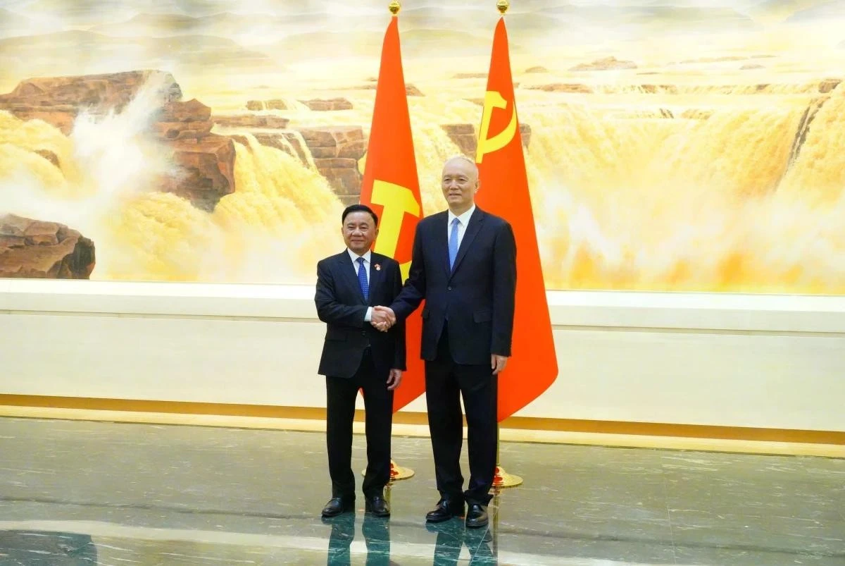 Đồng chí Trần Cẩm Tú (trái) - Ủy viên Bộ Chính trị, Thường trực Ban Bí thư Trung ương Đảng Cộng sản Việt Nam khóa XIV và đồng chí Thái Kỳ (phải) - Uỷ viên Ban Thường vụ Bộ Chính trị Đảng Cộng sản Trung Quốc khóa XX, Bí thư thứ Nhất Ban Bí thư Ủy ban Trung ương Đảng kiêm Chủ nhiệm Văn phòng Trung ương Đảng, Chủ nhiệm Văn phòng Tổng Bí thư Trung Quốc.