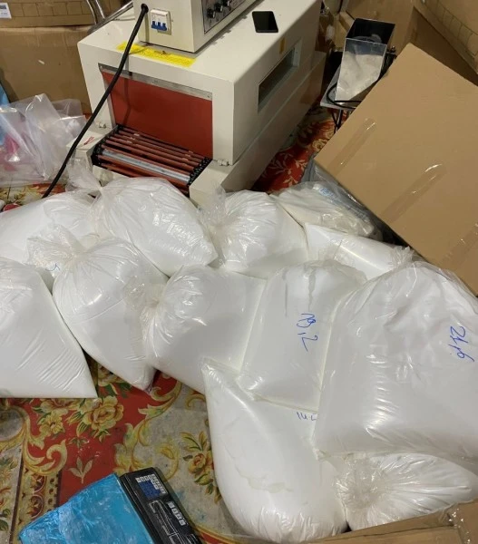 Một số nguyên liệu và vật tư phục vụ sản xuất hàng mỹ phẩm giả.