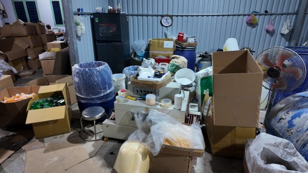 Các máy móc, thiết bị các đối tượng dùng để tổ chức sản xuất, pha chế, đóng gói mỹ phẩm giả. Các máy móc, thiết bị các đối tượng dùng để tổ chức sản xuất, pha chế, đóng gói mỹ phẩm giả.