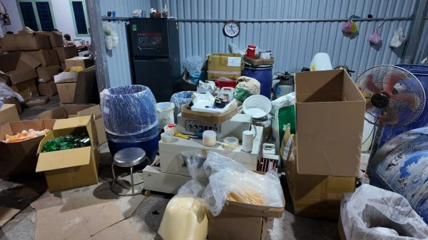 Các máy móc, thiết bị các đối tượng dùng để tổ chức sản xuất, pha chế, đóng gói mỹ phẩm giả.