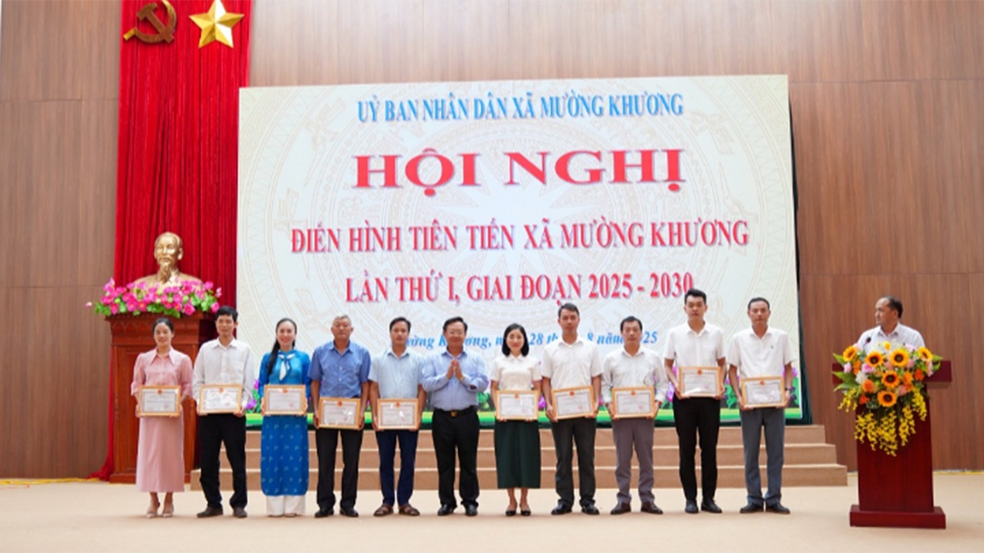 Các tập thể và cá nhân được khen thưởng vì có thành tích xuất sắc trong phòng trào thi đua yêu nước, giai đoạn 2020 - 2025. 28-8-muongkhuong4.jpg