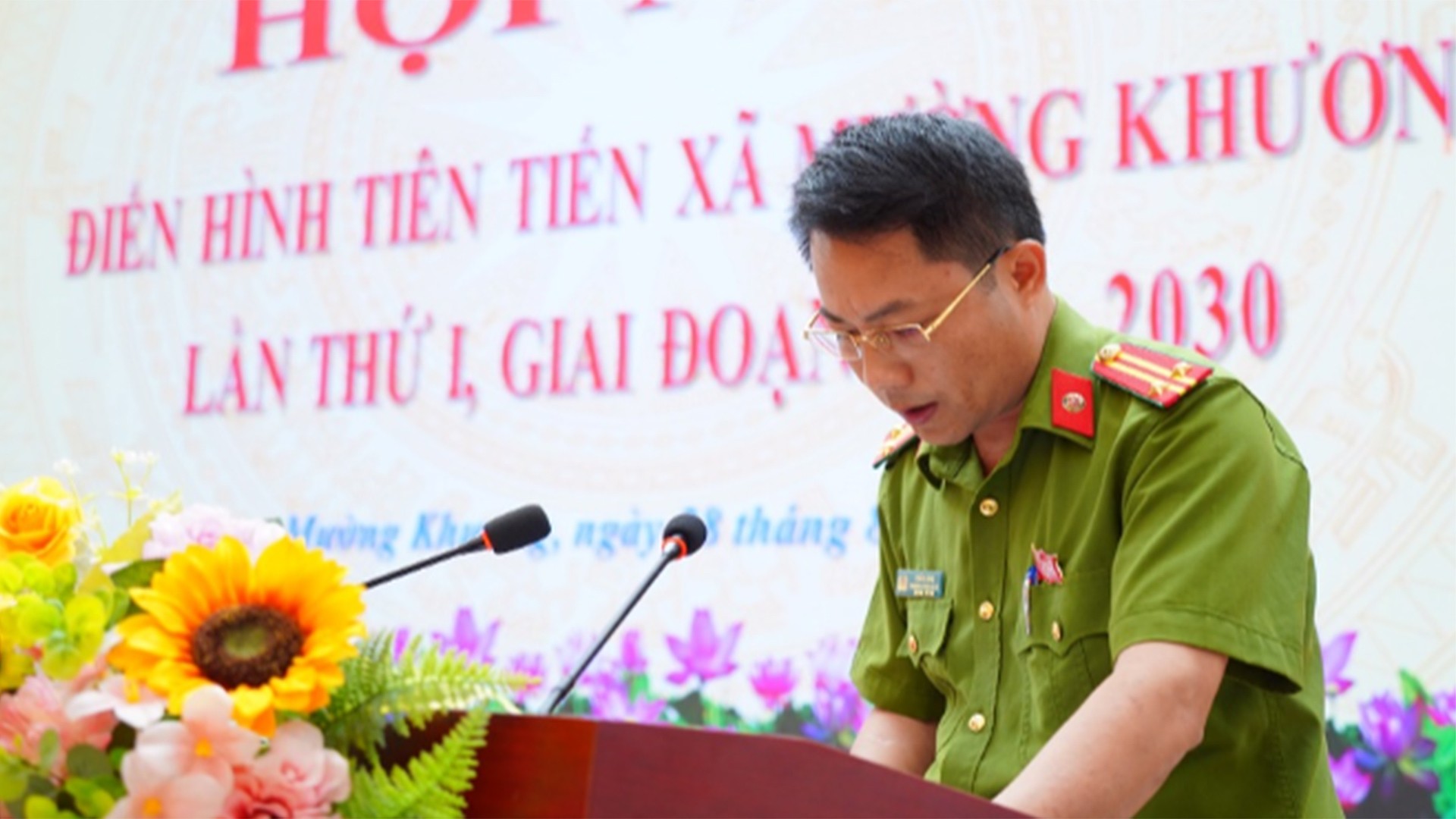 Đại biểu tham luận tại hội nghị. 28-8-muongkhuong2.jpg
