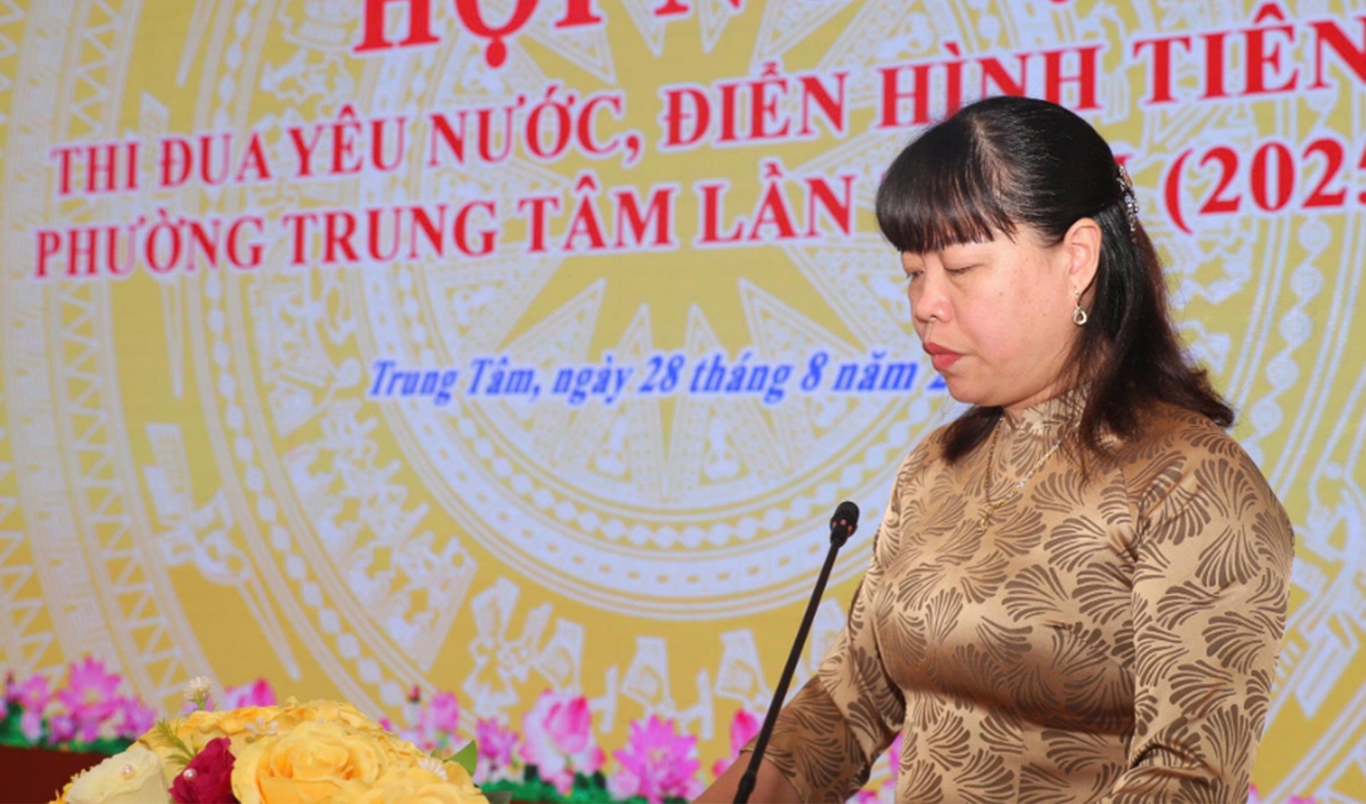 Đồng chí Đỗ Thị Thanh Nga - Bí thư Đảng ủy, Chủ tịch HĐND phường phát biểu tại hội nghị. 28-8-ba-nga.jpg