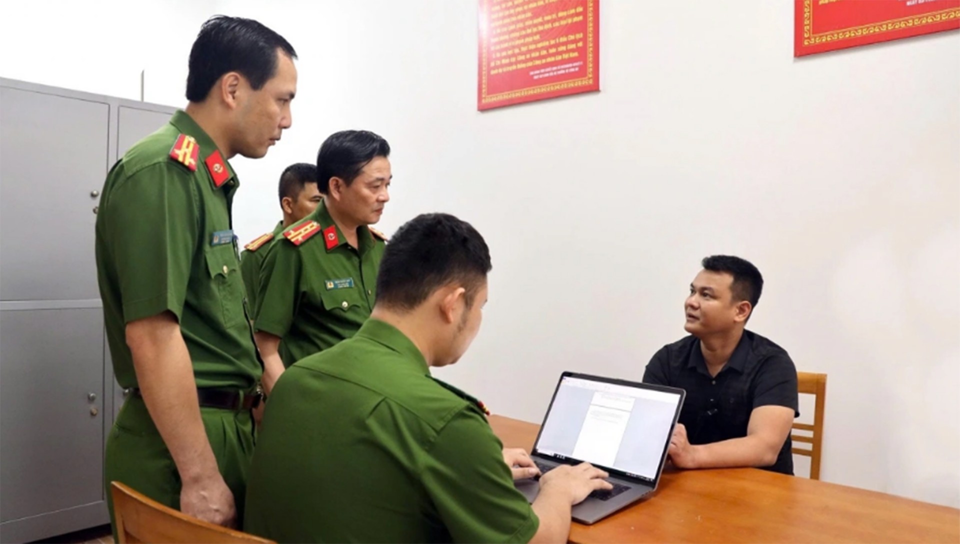 Công an làm việc với đối tượng cầm đầu đường dây. 28-8-laocai2.jpg