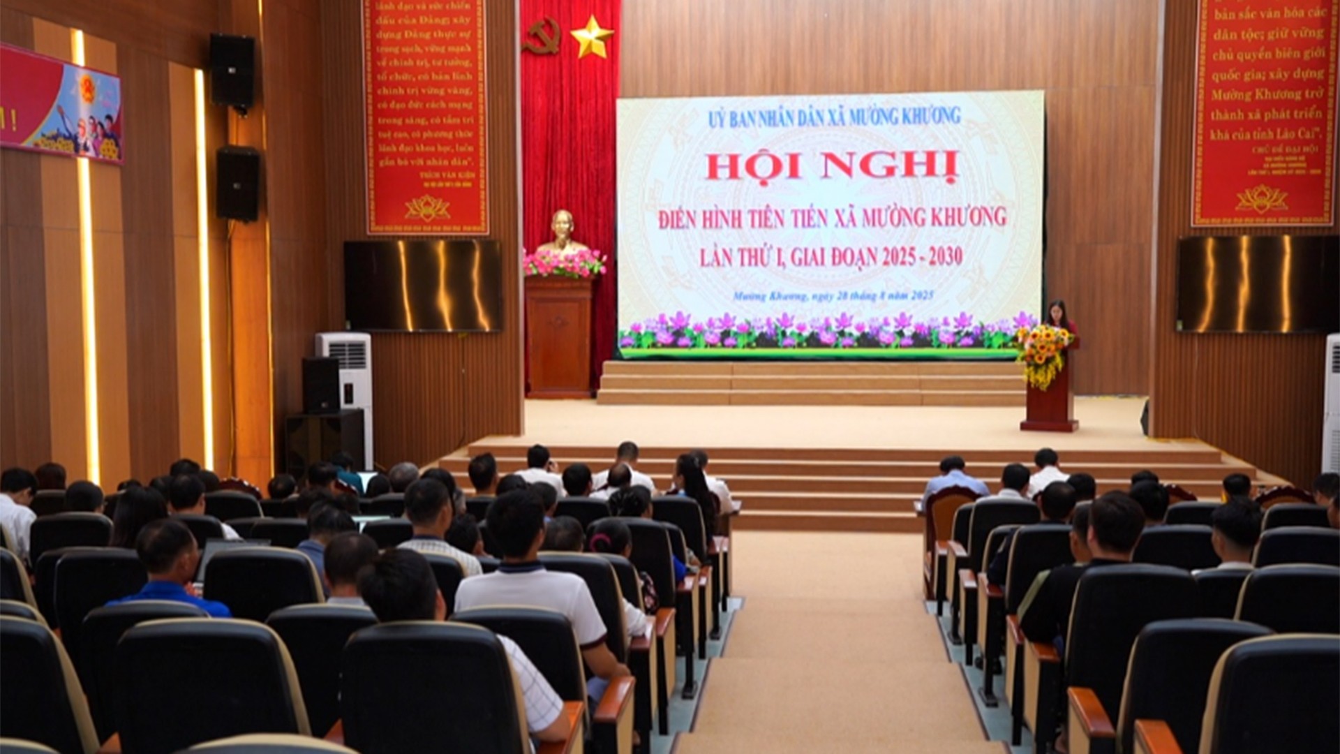 Đại biểu dự hội nghị. 28-8-muongkhuong1.jpg