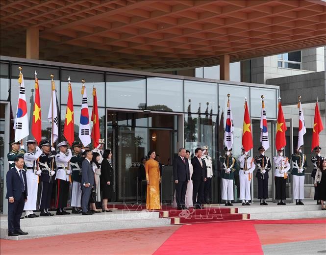 Tổng thống Hàn Quốc Lee Jae Myung và Phu nhân chủ trì Lễ đón Tổng Bí thư Tô Lâm và Phu nhân. Tổng thống Hàn Quốc Lee Jae Myung và Phu nhân chủ trì Lễ đón Tổng Bí thư Tô Lâm và Phu nhân.