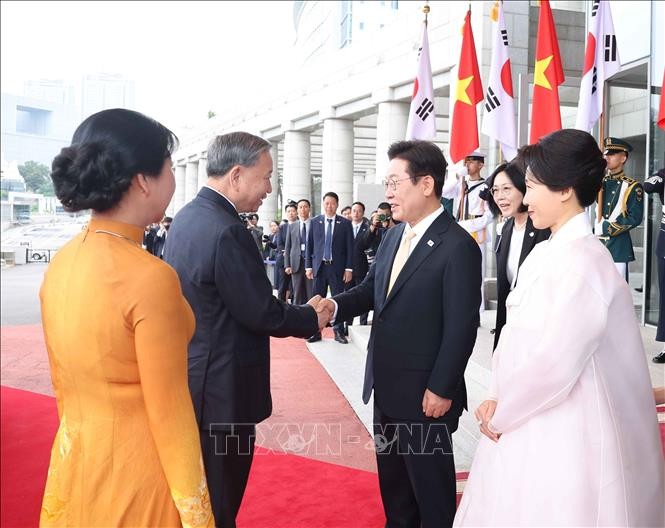 Tổng thống Hàn Quốc Lee Jae Myung và Phu nhân đón Tổng Bí thư Tô Lâm và Phu nhân. Tổng thống Hàn Quốc Lee Jae Myung và Phu nhân đón Tổng Bí thư Tô Lâm và Phu nhân.