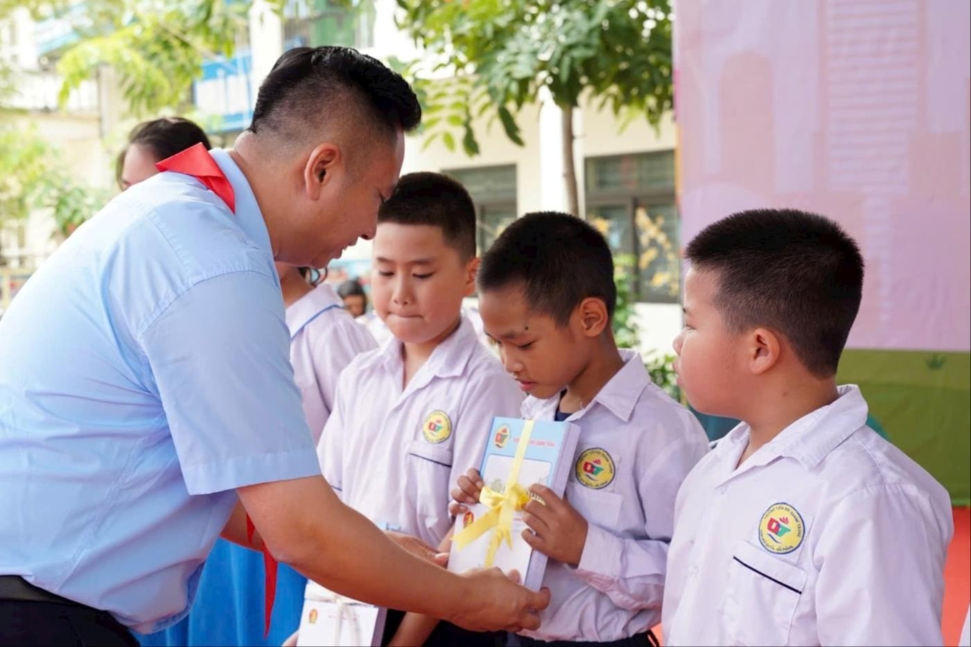 Phó Chủ tịch Hội đồng Đội Trung ương Lê Anh Quân trao tặng học bổng tới thiếu nhi. Phó Chủ tịch Hội đồng Đội Trung ương Lê Anh Quân trao tặng học bổng tới thiếu nhi.