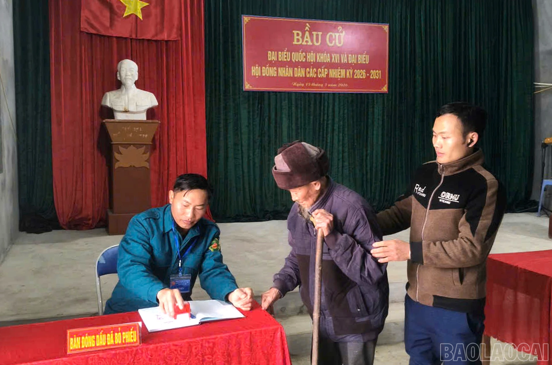 Cử tri Tẩn Seo Sáng, tại thôn Chu Liền Chải, xã Si Ma Cai năm nay tròn 100 tuổi, dù tuổi đã cao nhưng vẫn minh mẫn và đầy trách nhiệm với quê hương. (Ảnh: Hữu Huỳnh)