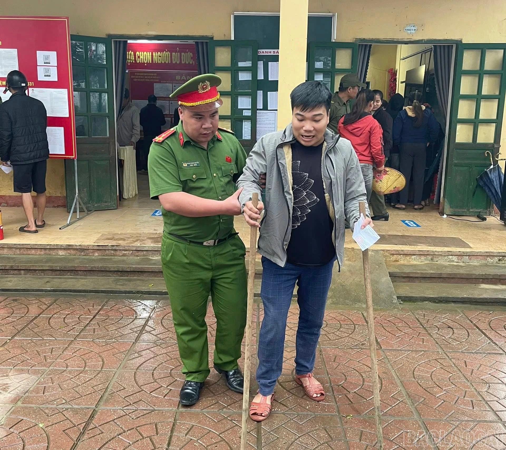 Dù bị thương ở hai chân, anh Trương Văn Biển, thôn Ngòi Chang, khu vực bỏ phiếu số 11, xã Khánh Hòa, vẫn hăng hái tham gia bỏ phiếu thực hiện quyền công dân.