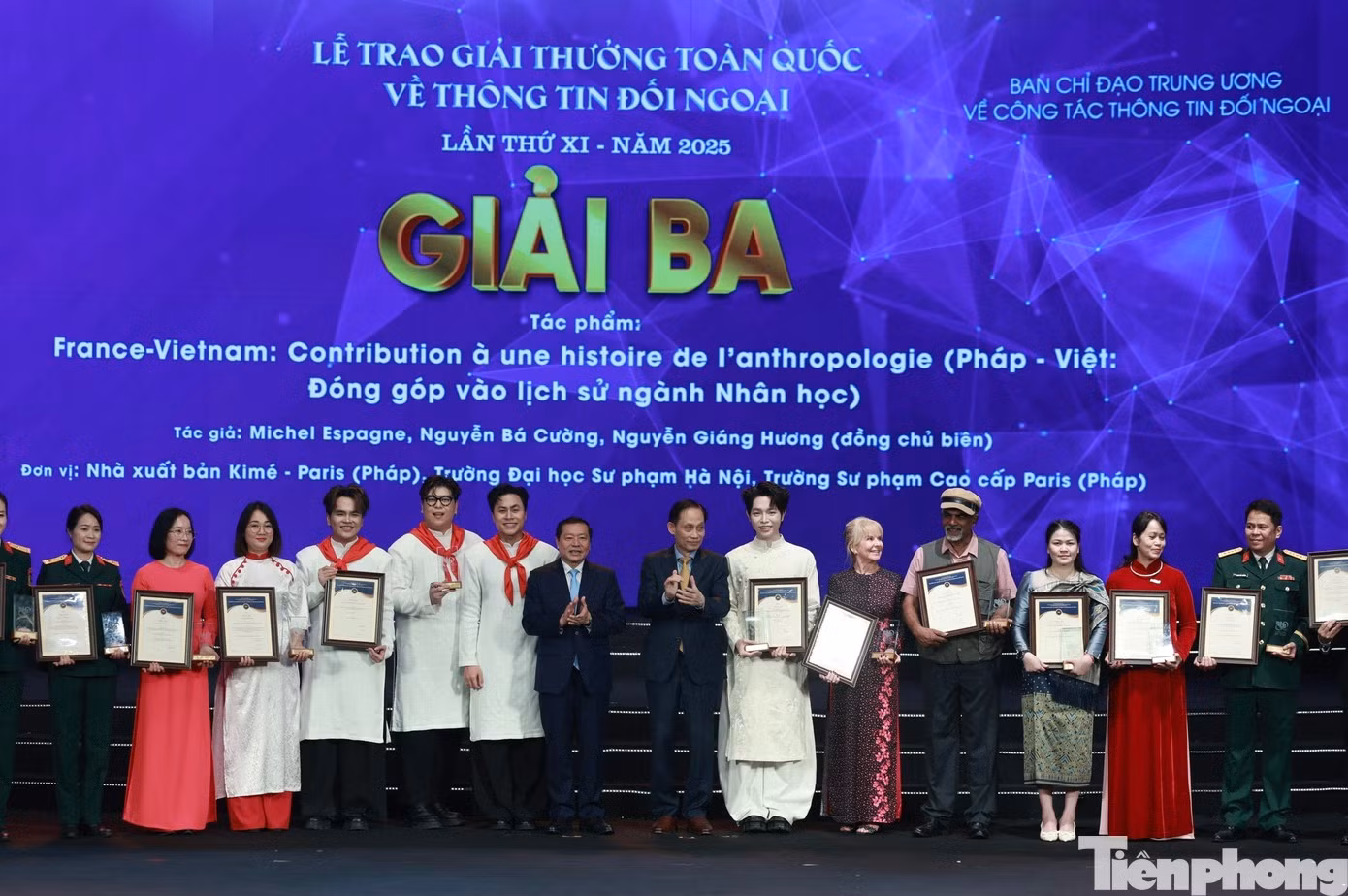 Thủ tướng Phạm Minh Chính cùng các đồng chí lãnh đạo trao giải thưởng cho các tác giả và nhóm tác giả giành giải thưởng.