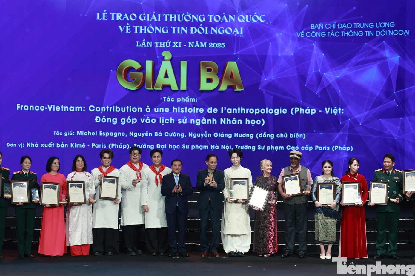 Thủ tướng Phạm Minh Chính cùng các đồng chí lãnh đạo trao giải thưởng cho các tác giả và nhóm tác giả giành giải thưởng.