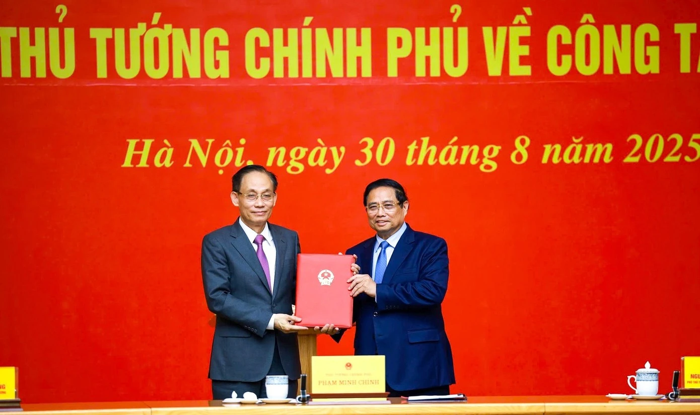 Thủ tướng Phạm Minh Chính trao quyết định cho ông Lê Hoài Trung. Ảnh VGP