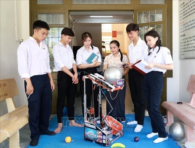 Giáo viên hướng dẫn và các thành viên đội robot IRONCORTEX (THPT Lê Hồng Phong, tỉnh Đắk Lắk) tiếp tục nghiên cứu phát triển sản phẩm.