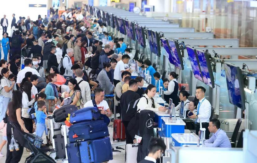 Du khách làm thủ tục tại sân bay quốc tế Nội Bài.