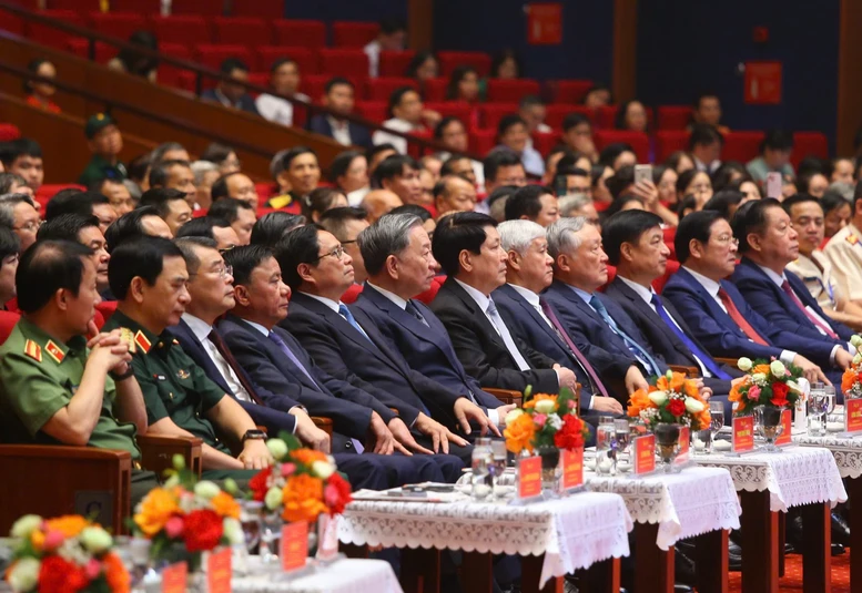 Tổng Bí thư Tô Lâm, Chủ tịch nước Lương Cường, Thủ tướng Phạm Minh Chính cùng các lãnh đạo Đảng, Nhà nước, các bộ, ban, ngành dự chương trình.