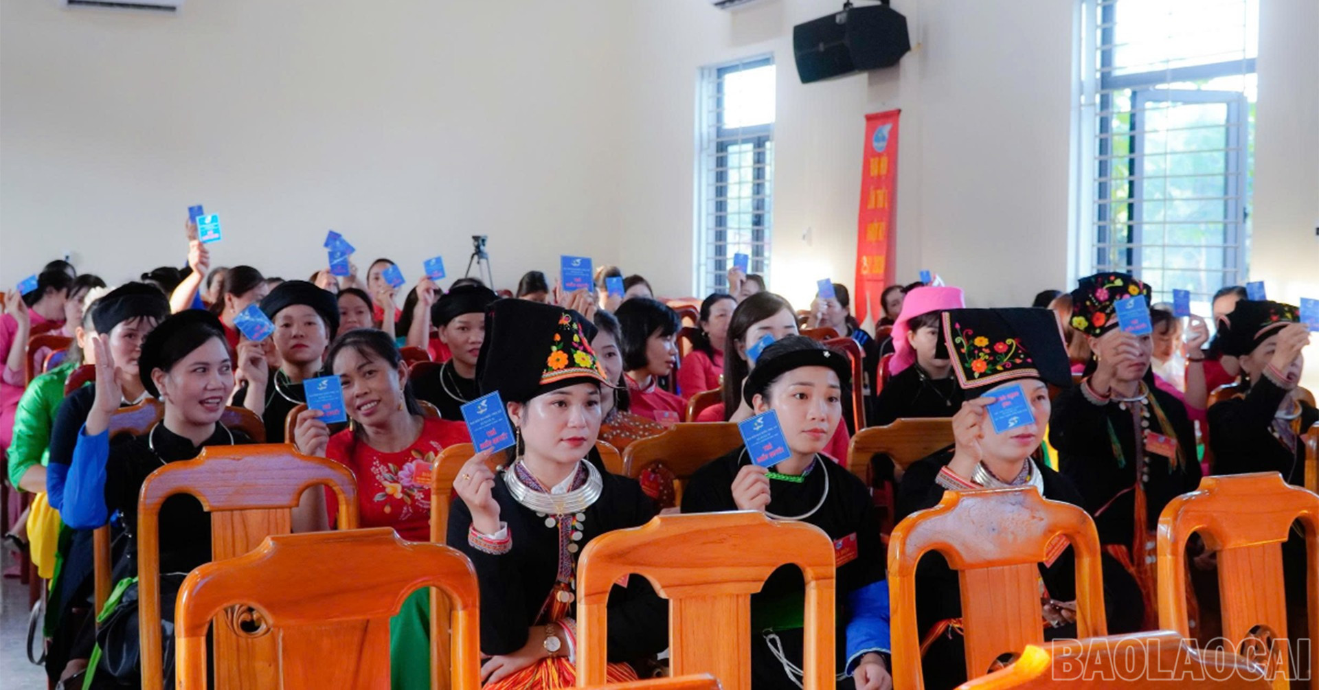 Các đại biểu biểu quyết thông qua các nghị quyết tại đại hội. baolaocai-br_15-10-xuan-ai3.jpg
