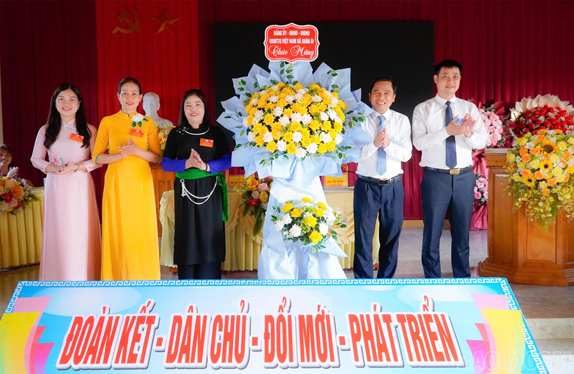 Lãnh đạo xã tặng hoa chúc mừng đại hội. Lãnh đạo xã tặng hoa chúc mừng đại hội.