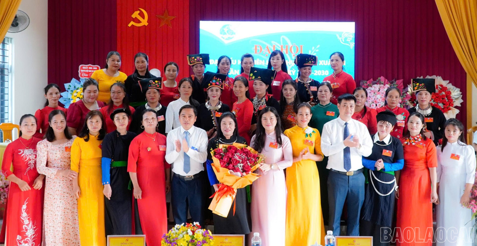 Lãnh đạo xã tặng hoa chúc mừng Ban chấp hành khóa mới. baolaocai-br_15-10-xuan-ai2.jpg