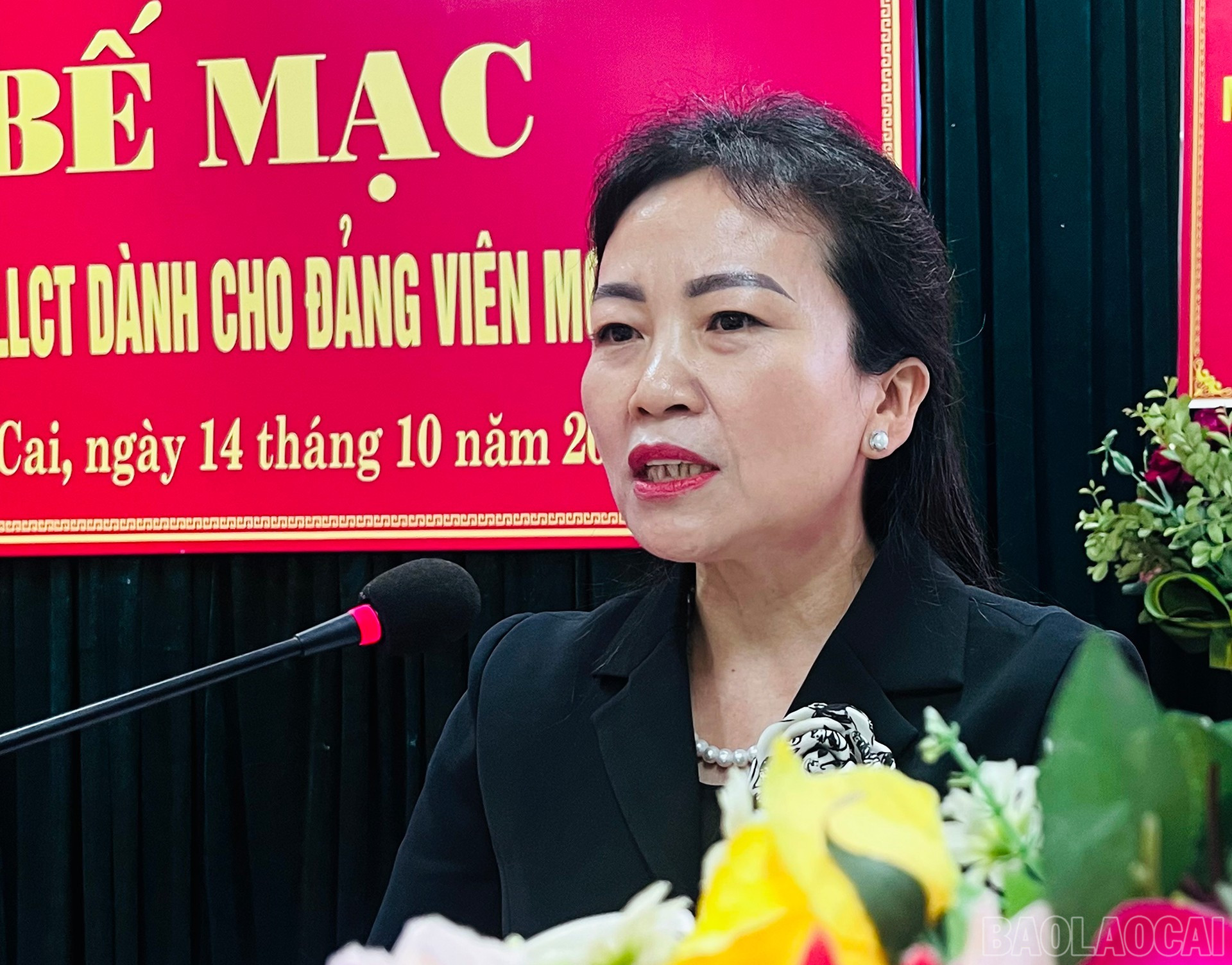 Đồng chí Ngô Thị Hà - Phó Bí thư Thường trực Đảng ủy xã Sín Chéng phát biểu tại buổi lễ. Đồng chí Ngô Thị Hà - Phó Bí thư Thường trực Đảng ủy xã Sín Chéng phát biểu tại buổi lễ.