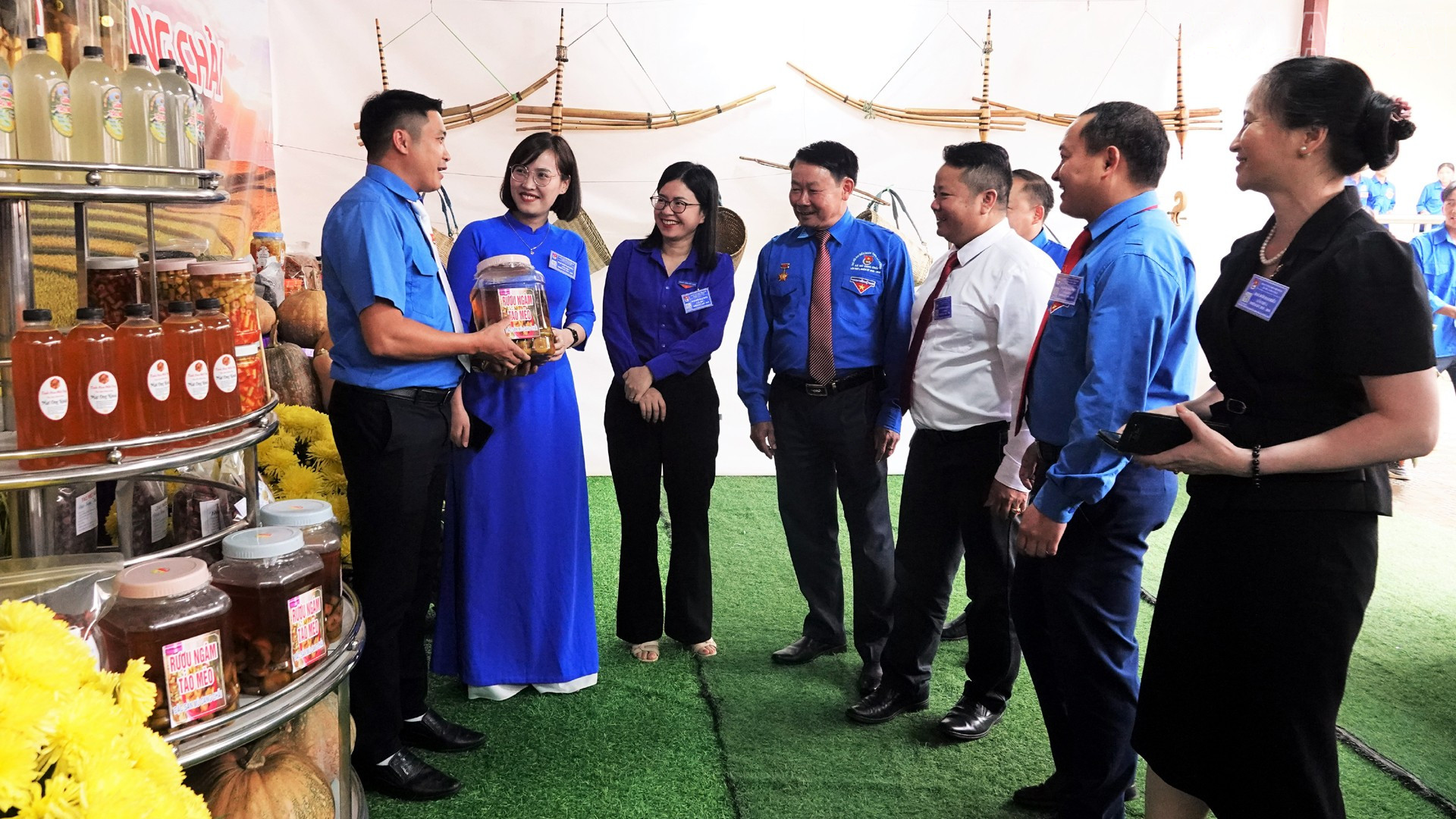Đồng chí Dương Thị Vui - Phó Bí thư Tỉnh đoàn, Giám đốc Trung tâm Hoạt động thanh thiếu niên tỉnh Lào Cai và lãnh đạo xã Mù Cang Chải tham quan các gian hàng trưng bày tại đại hội. Đồng chí Dương Thị Vui - Phó Bí thư Tỉnh đoàn, Giám đốc Trung tâm Hoạt động thanh thiếu niên tỉnh Lào Cai và lãnh đạo xã Mù Cang Chải tham quan các gian hàng trưng bày tại đại hội.