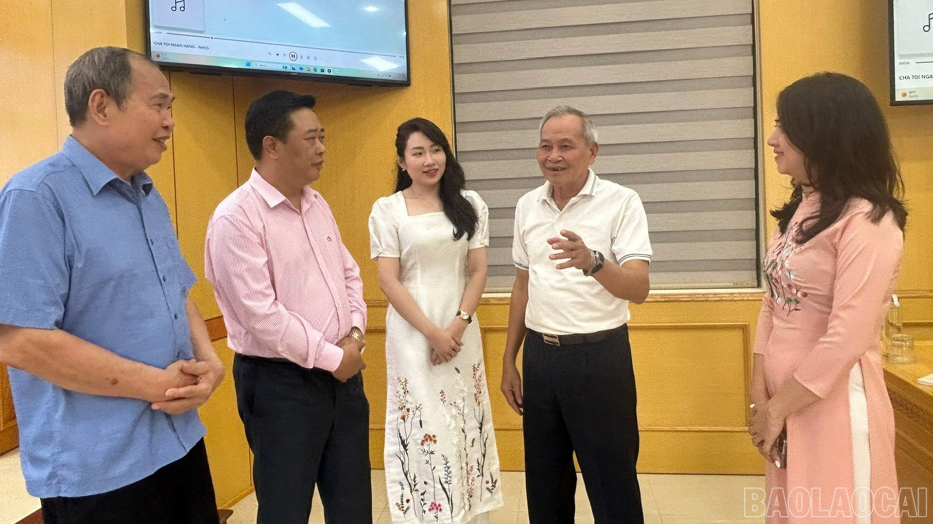 Các thế hệ lãnh đạo, cán bộ Ngân hàng CSXH Lào Cai chia sẻ kinh nghiệm công tác bên lề buổi gặp mặt kỷ niệm 30 năm ngày thành lập. baolaocai-br_15-10-nganhang222.jpg