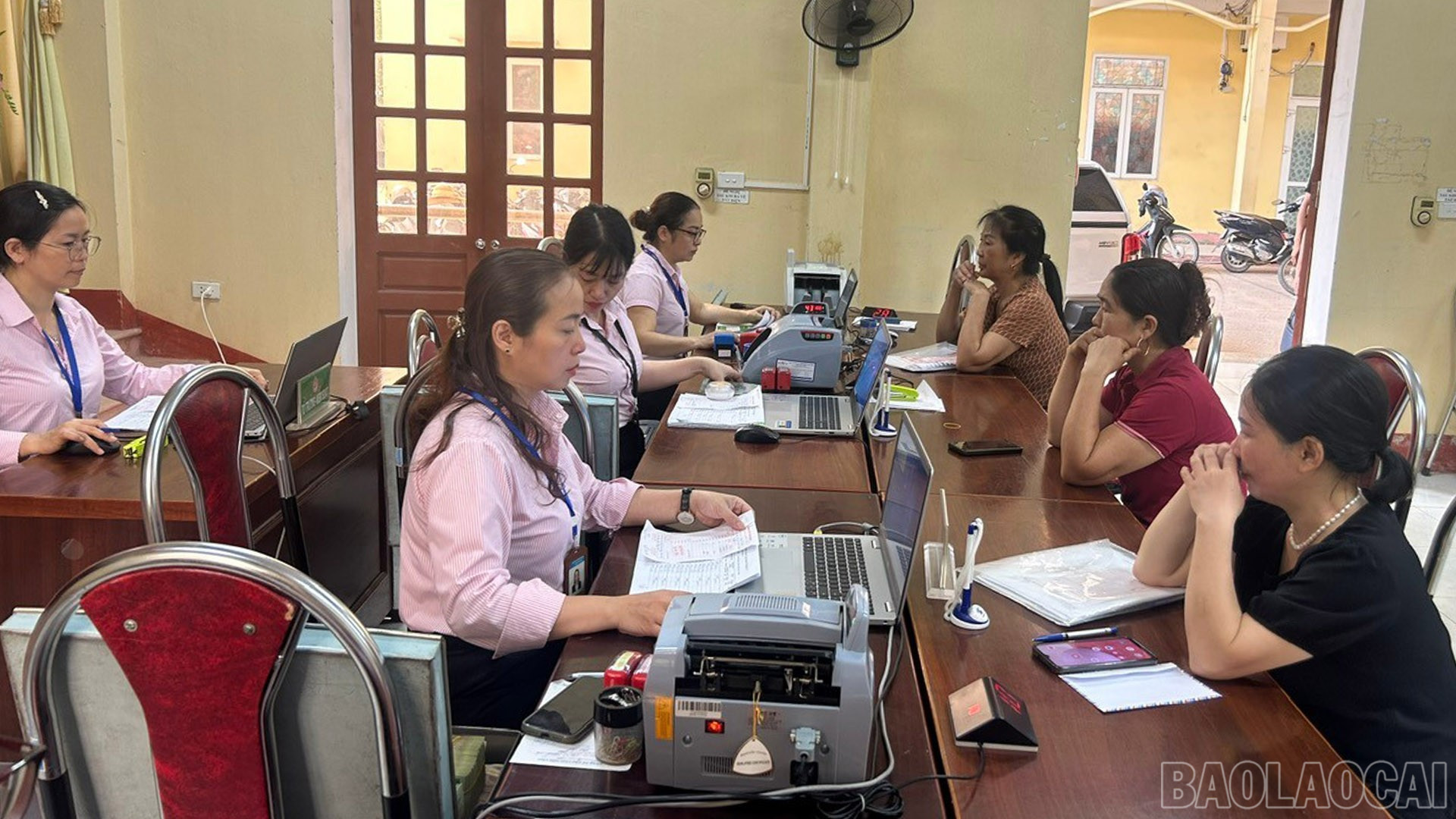 Một buổi giao dịch tại cơ sở của Ngân hàng CSXH tỉnh Lào Cai. baolaocai-br_15-10-nganhang.jpg