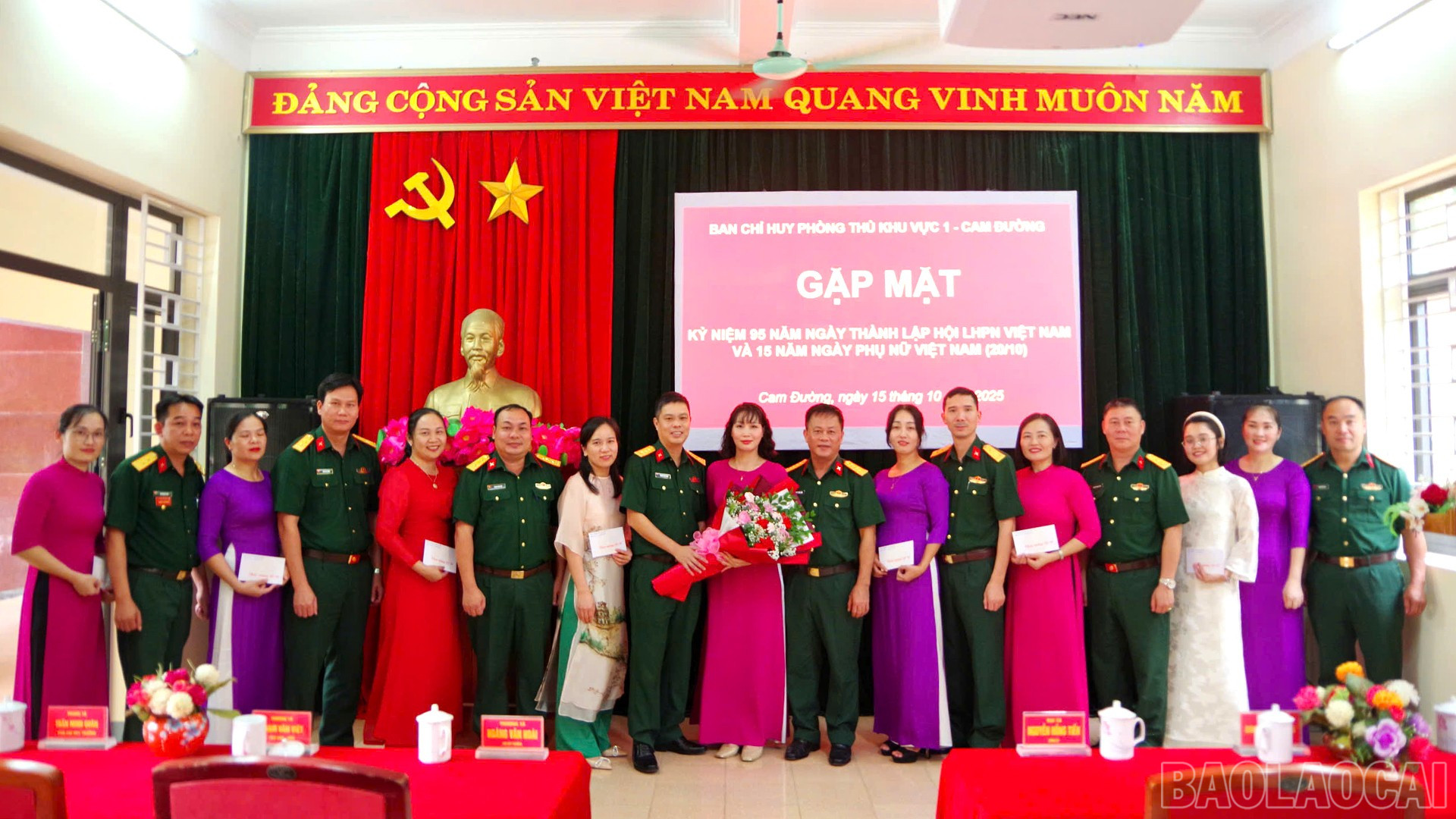 Thủ trưởng Ban Chỉ huy PTKV tặng hoa và quà chúc mừng Hội phụ nữ. baolaocai-br_15-10-gap1.jpg