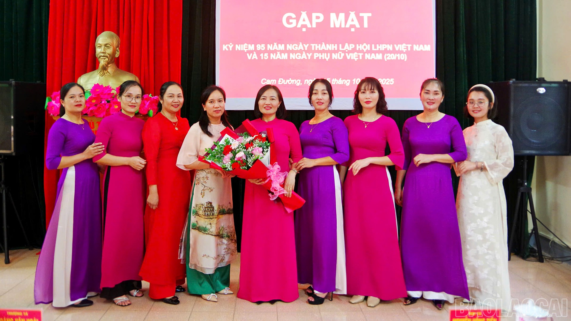 Hội phụ nữ chụp ảnh lưu niệm. baolaocai-br_15-10-gap2.jpg