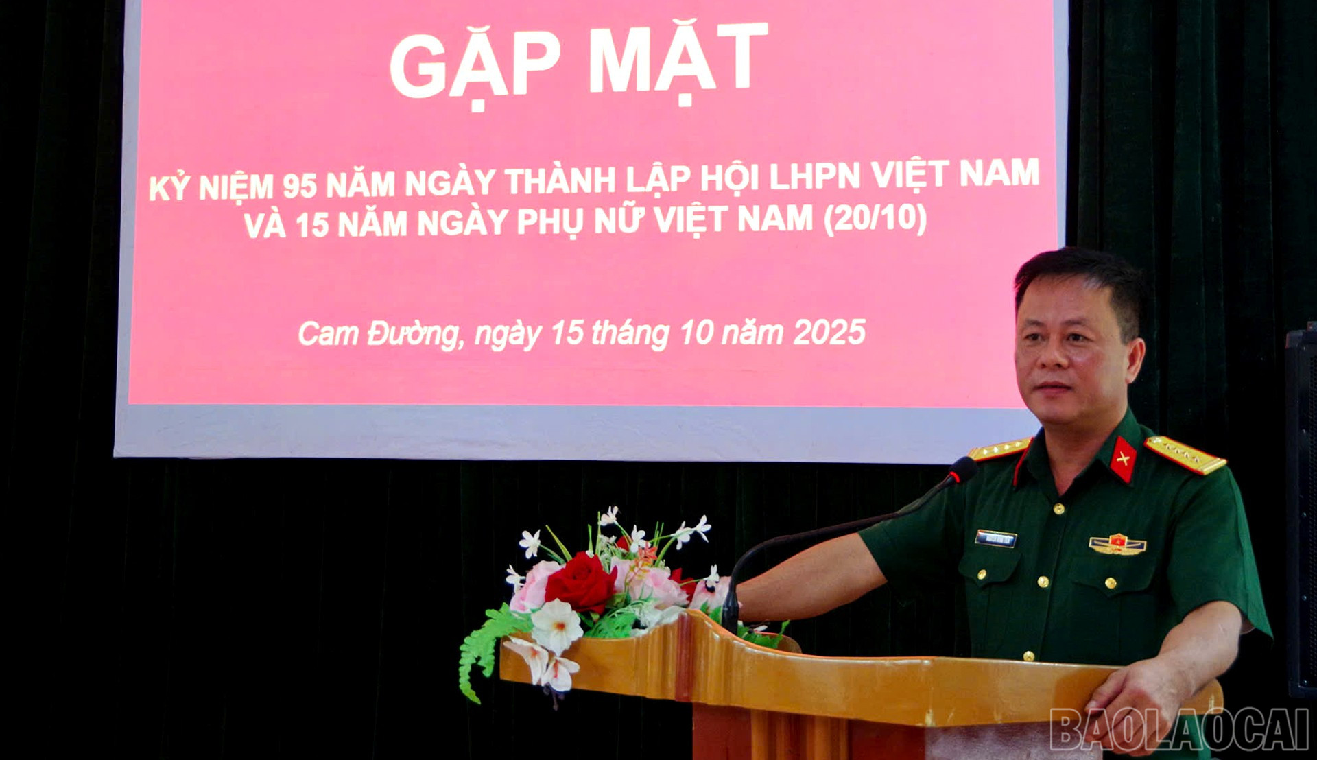 Đồng chí Đại tá Nguyễn Hồng Tiến - Chính ủy Ban Chỉ huy PTKV phát biểu chúc mừng chị em tại buổi gặp mặt. baolaocai-br_15-10-gap3.jpg