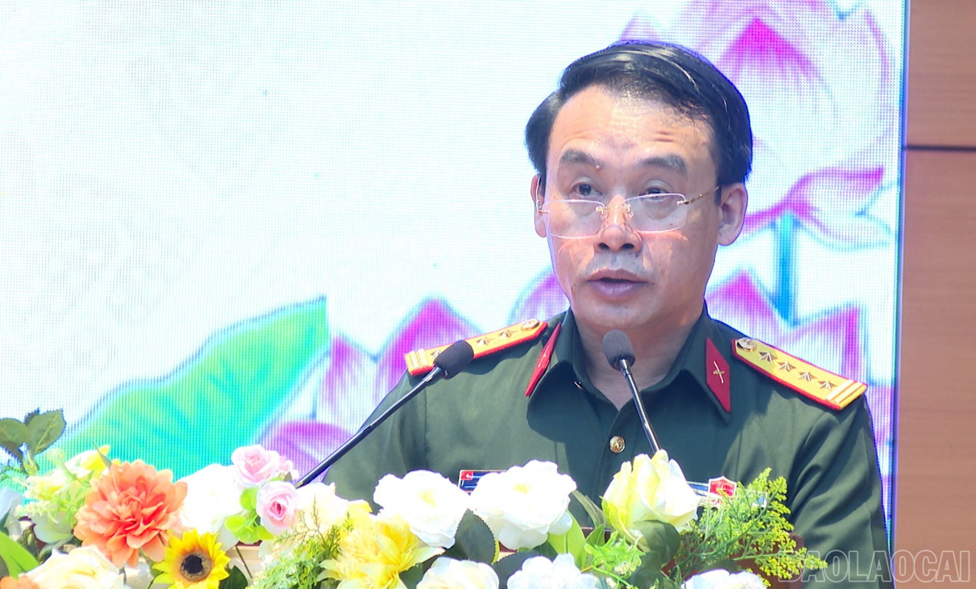 Đại tá Đặng Hồng Hải - Phó Chính ủy Bộ CHQS tỉnh phát biểu ôn lại truyền thống 79 năm xây dựng và trưởng thành của LLVT Quân khu 2. baolaocai-br_15-10-bch3.jpg