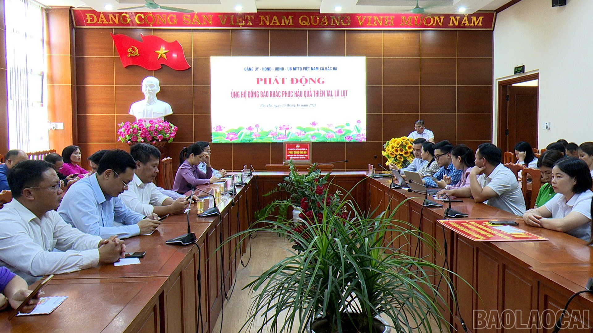 Quanh cảnh chương trình phát động ủng hộ đồng bào khắc phục hậu quả thiên tai, lũ lụt. baolaocai-br_15-10-bac-ha1.jpg