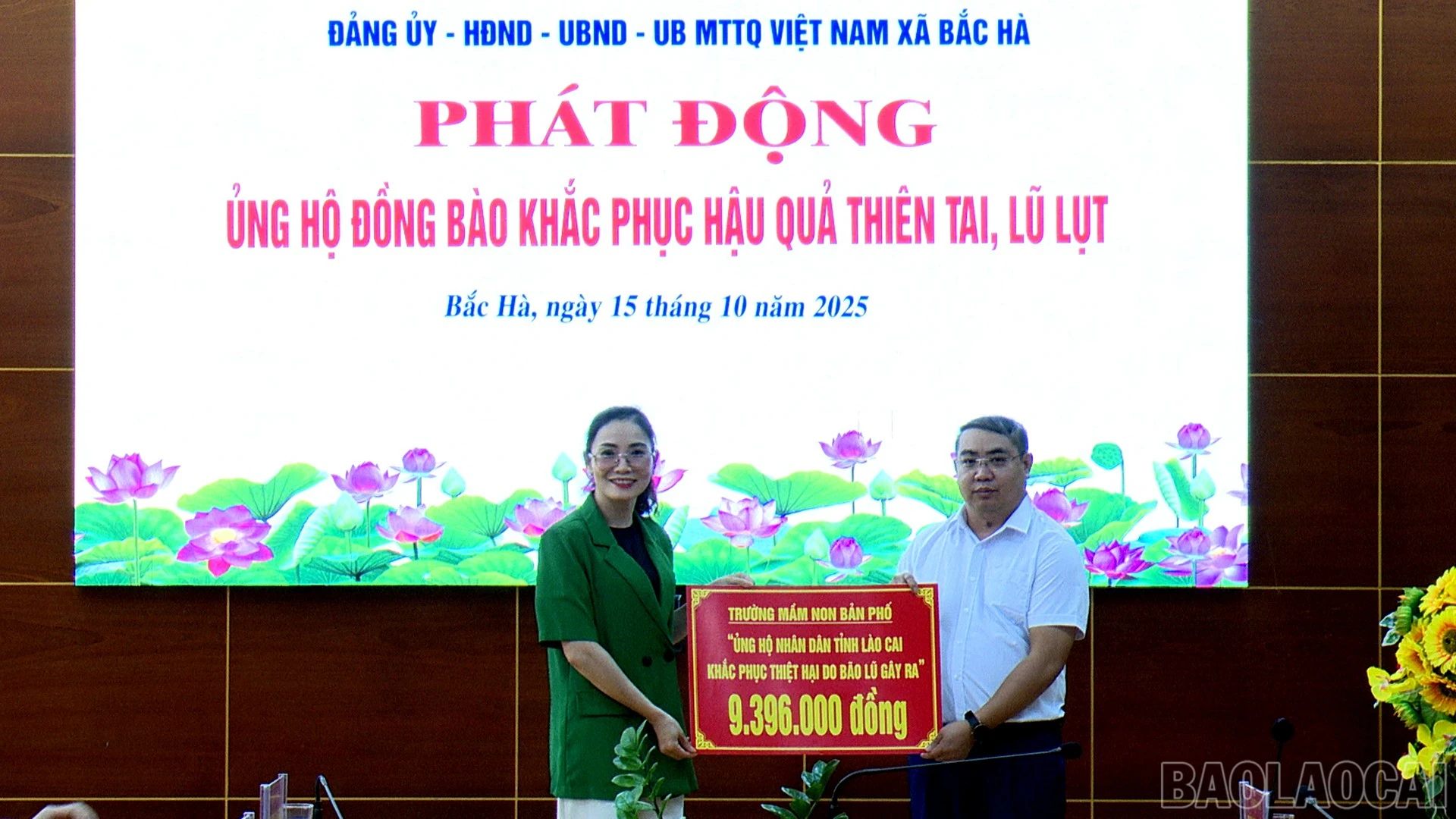 Trao biển tượng trưng ủng hộ tại chương trình.