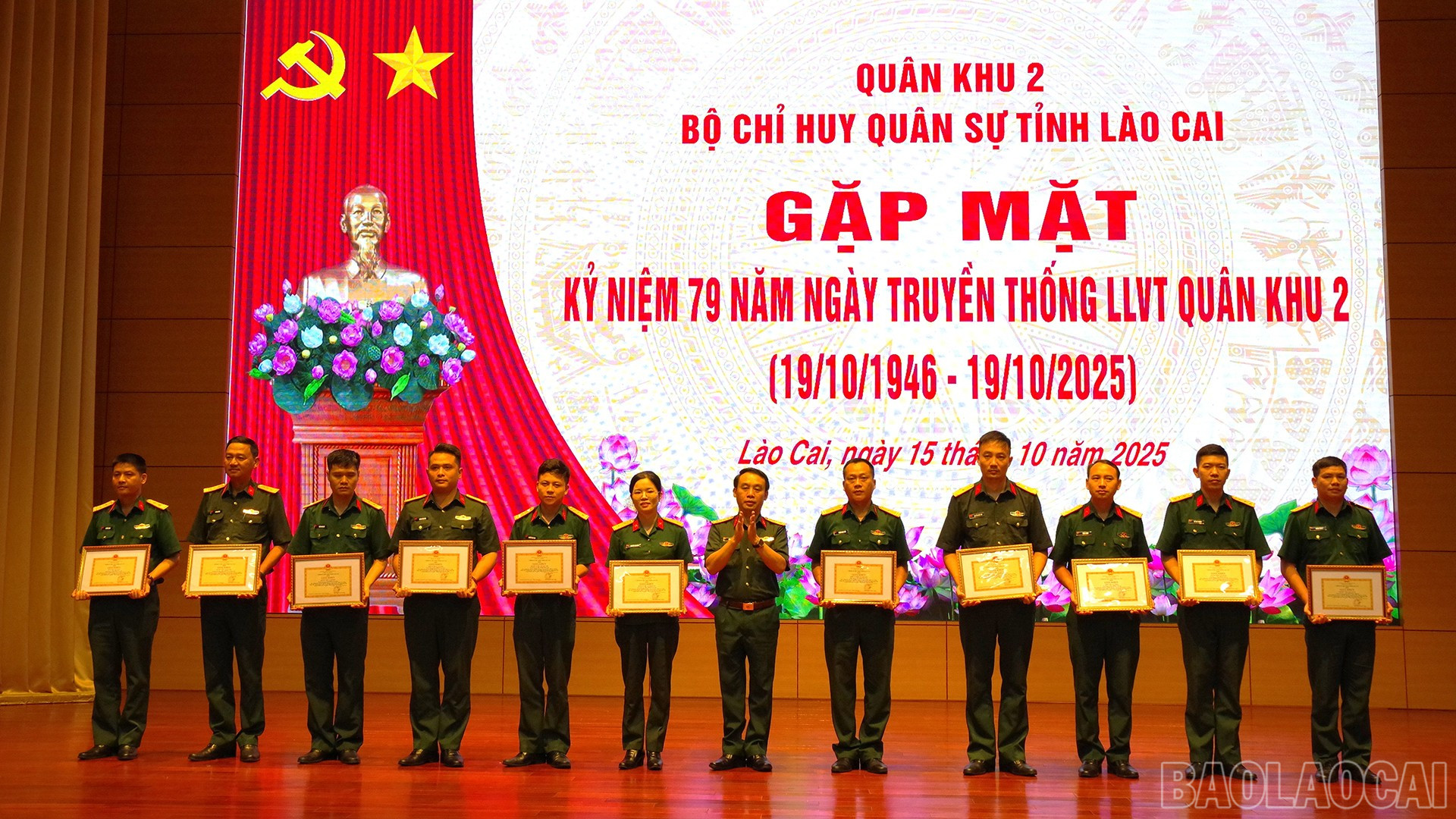 Đại tá Nguyễn Đức Cương - Phó Bí thư Thường trực Đảng ủy Quân sự tỉnh, Chính ủy Bộ CHQS tỉnh trao thưởng cho đại diện các tập thể, cá nhân có thành tích xuất sắc trong đợt thi đua cao điểm “Phất cao cờ hồng tháng Tám - thi đua giành 3 nhất”. baolaocai-br_15-10-bch5.jpg
