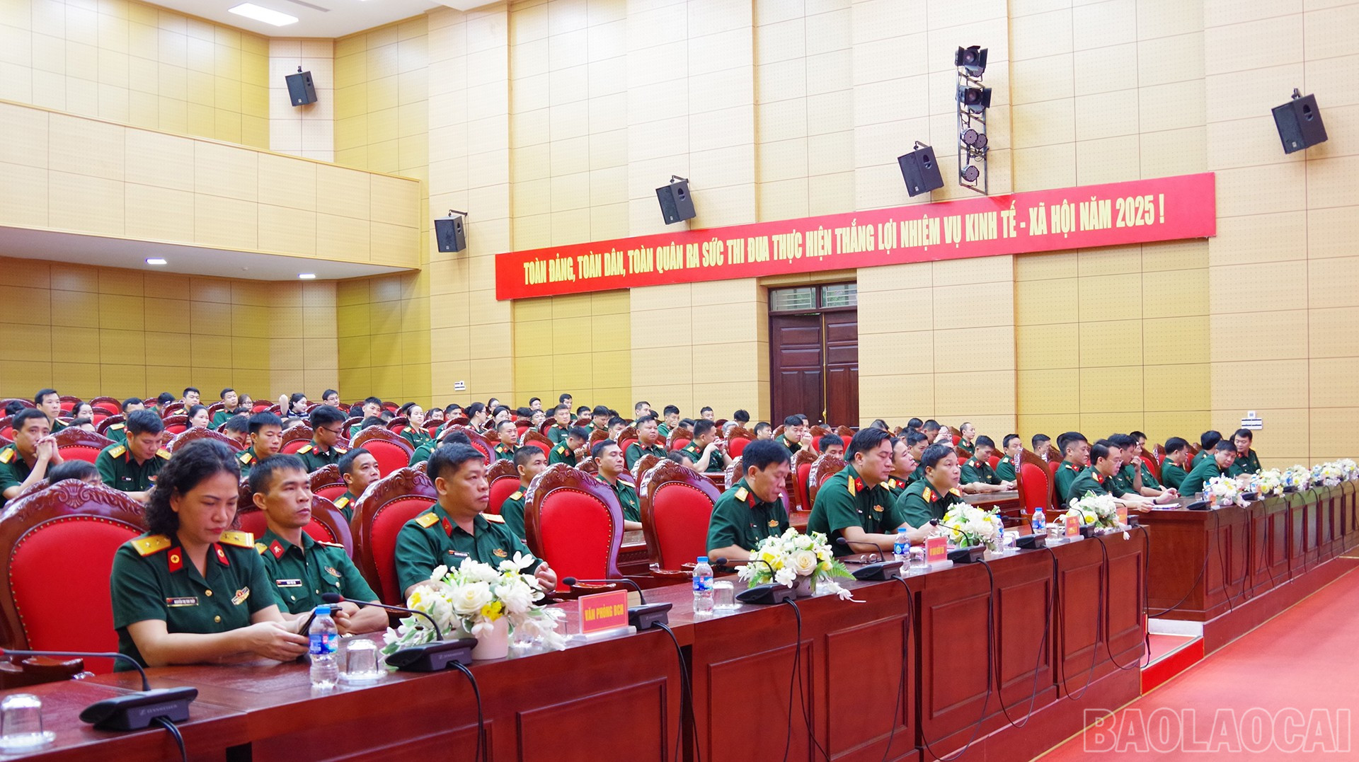 Các đại biểu dự buổi gặp mặt. baolaocai-br_15-10-bch2.jpg
