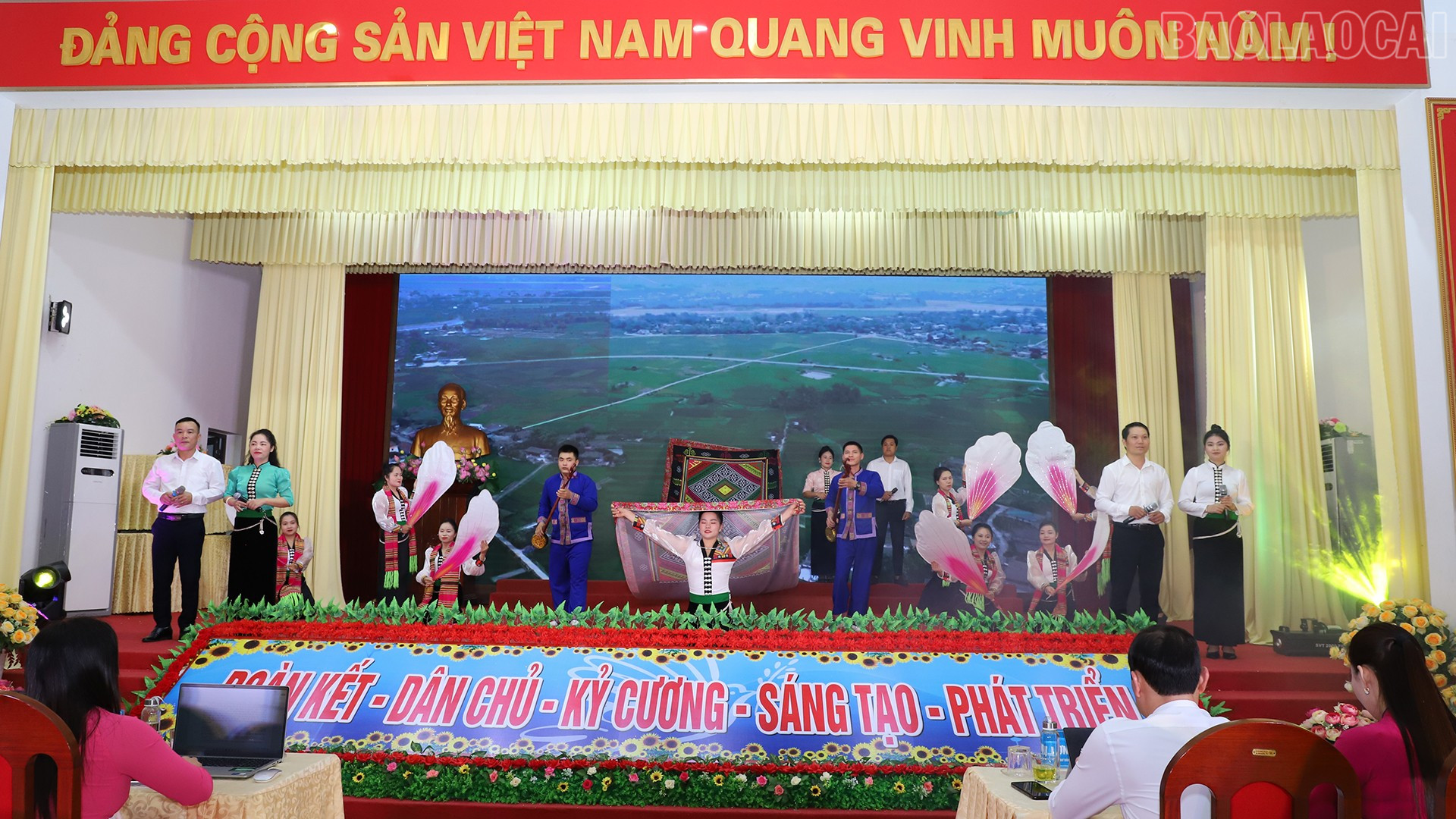 Văn nghệ chào mừng đại hội. Văn nghệ chào mừng đại hội.